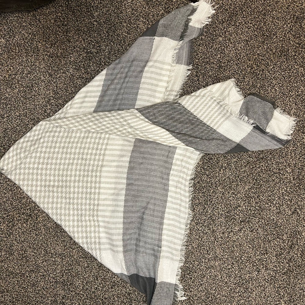Elegant Gray and White Checkered Scarf